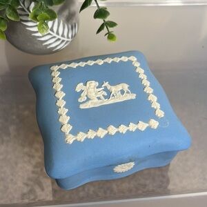 Wedgewood Jasper Ware Made in England‎ Trinket Jewelry Box Blue and White